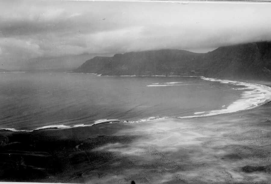 Imagen aerea Playa e Famara 1960 antes de los Bungalows de Los Noruegos
